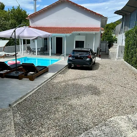 Beyond The Bridge Case de vacanță